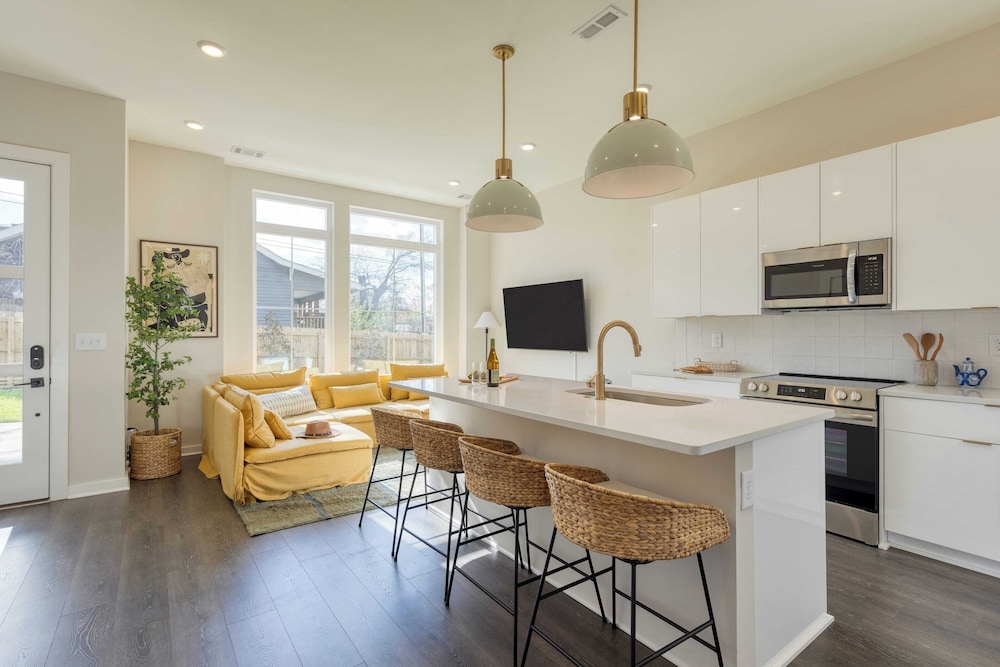 Sleeps 16 2 Modern Townhomes, Minutes to Broadway Lischey & 98 Degrees