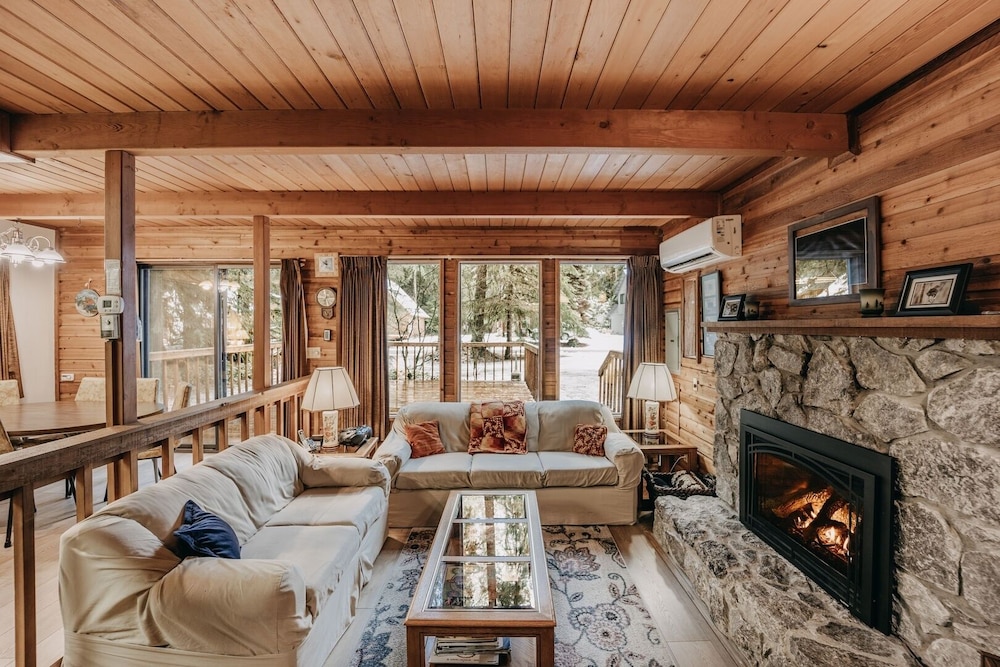 35sl - Air Conditioning - Pets Ok - Fireplace - Sleeps 6 3 Bedroom Home by RedAwning
