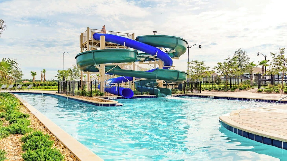 Upstay: Family-friendly 4BR Townhouse w Pool & BBQ