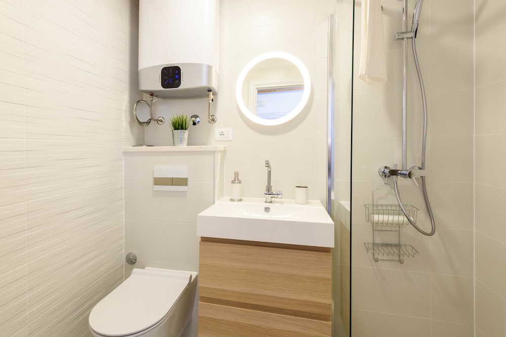 Apartments & Rooms Tiramola