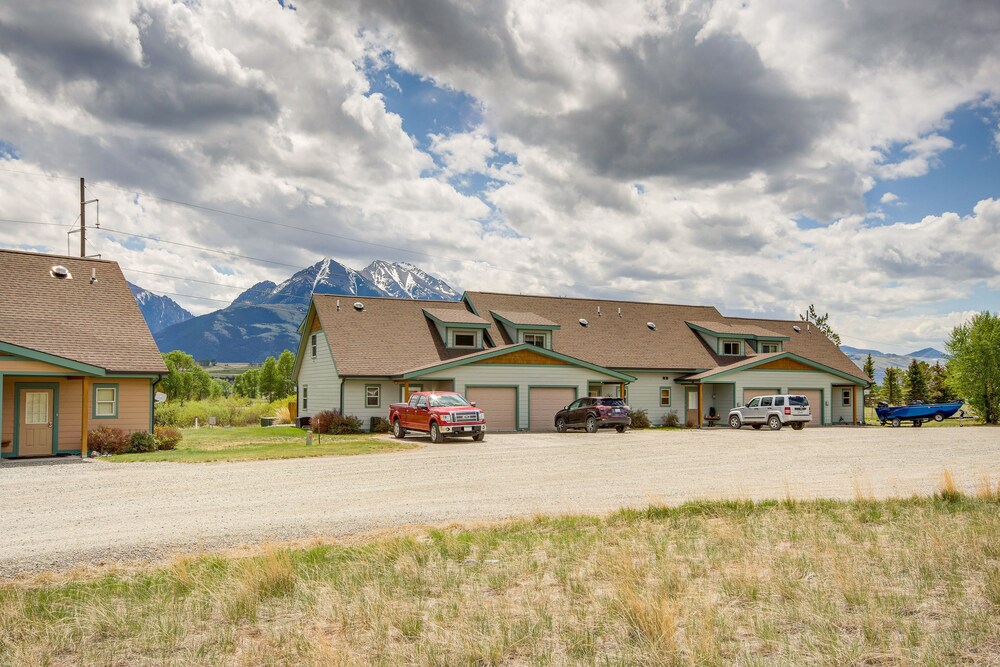 Montana Vacation Rental: 32 Mi to Yellowstone! view 3