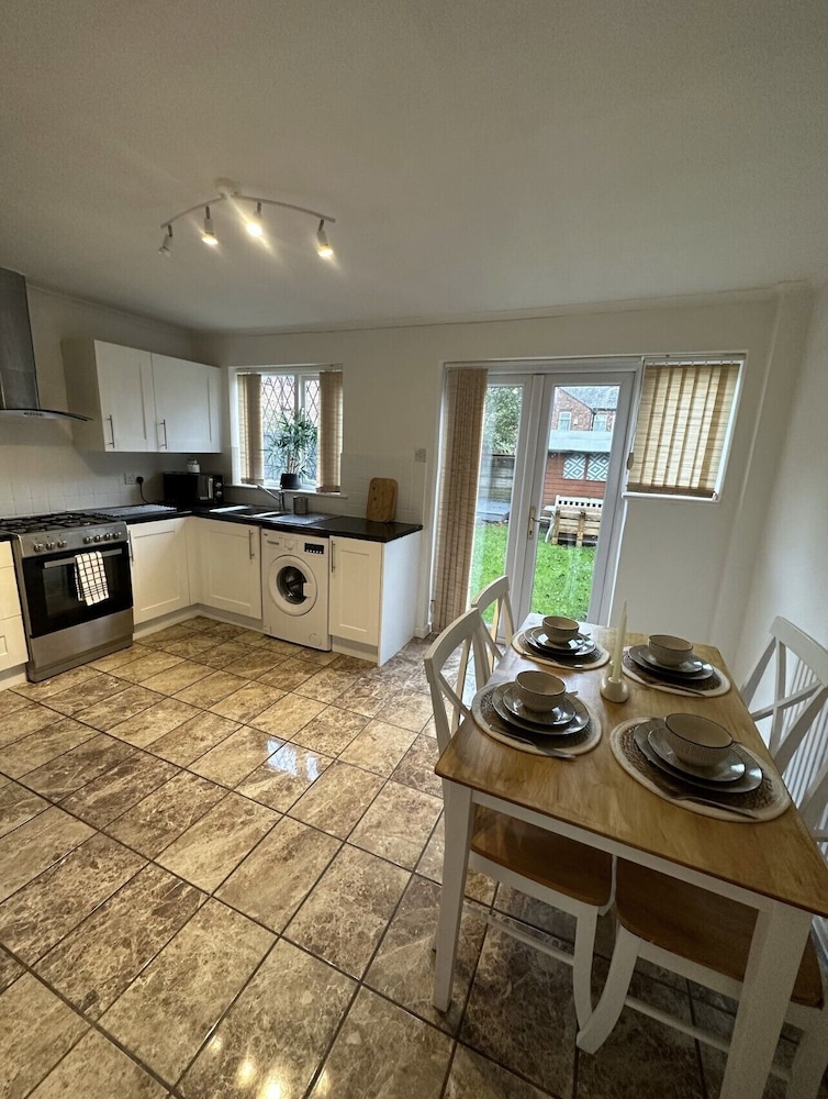 Impeccable 2-bed House Next to Old Trafford view 4