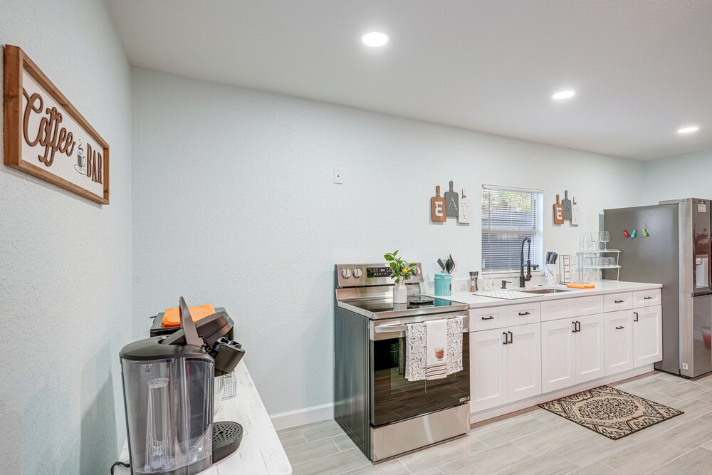 12 Mi to Dtwn Tampa: Vibrant Home w/ Outdoor Space