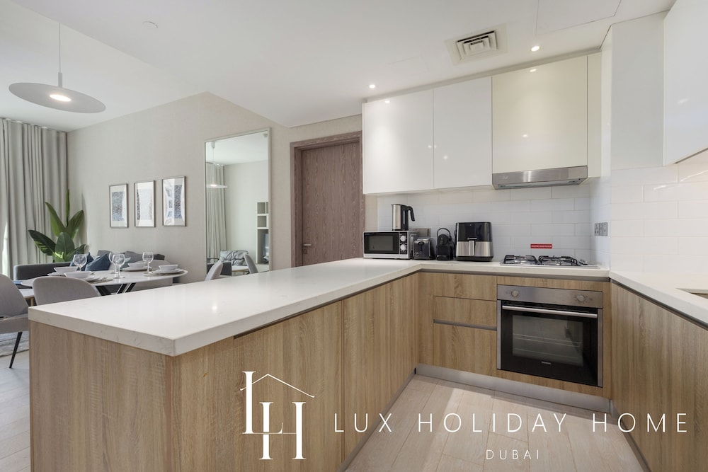 LUX LIV Contemporary Marina Suite 2