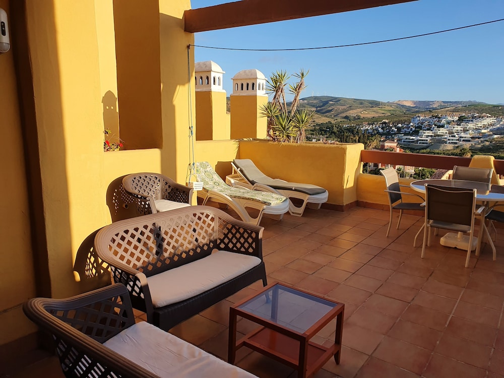 3 Bed Penthouse - Sleeps 8 - Pool - Sea View