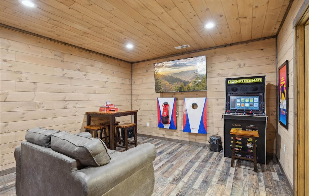 Fantastic Cabin w Gameroom Hot Tub Fireplace