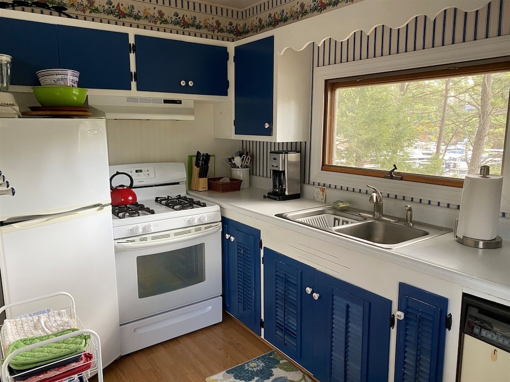 Sunrise Pines Limit 6 2 Bedroom Cottage by RedAwning view 4