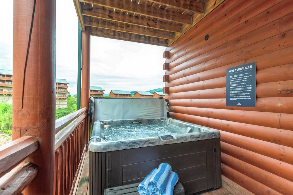 Laurel Point by Avantstay Sleeps 18! Indoor Pool, Hot Tub, Theater, Game Room