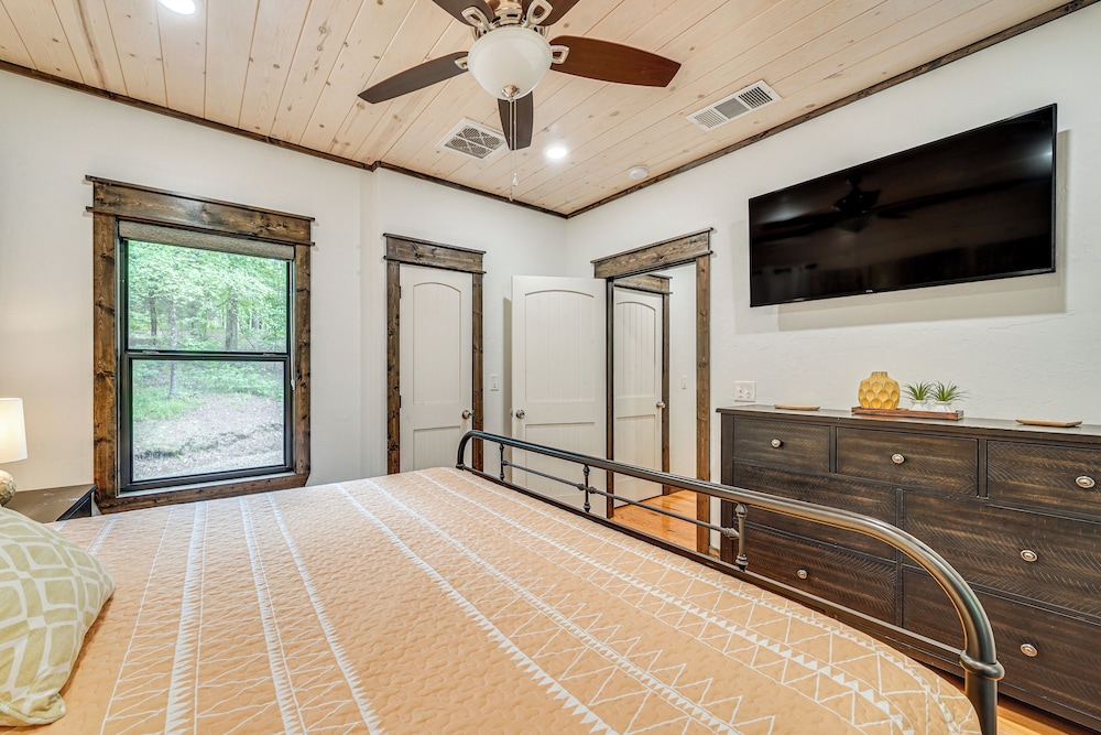Modern, Luxe Cabin in Broken Bow w/ Hot Tub!