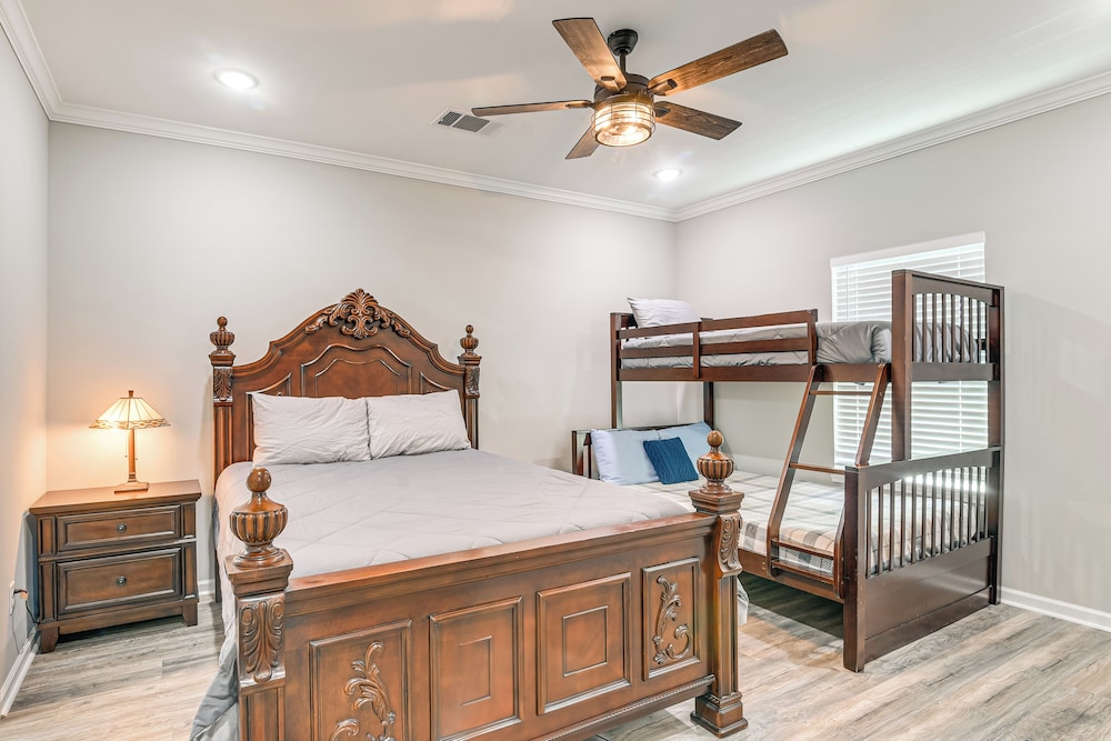 Walk to Beach: Group Getaway in Galveston!