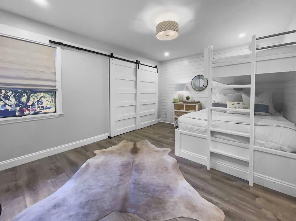 Simply Seagrove 2 Bedroom Home by RedAwning view 4