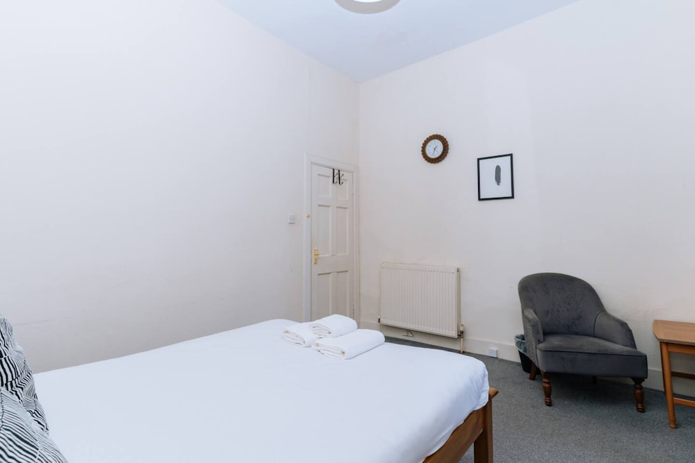 Bright High-ceiling 2BD Flat - Central Edinburgh! view 3