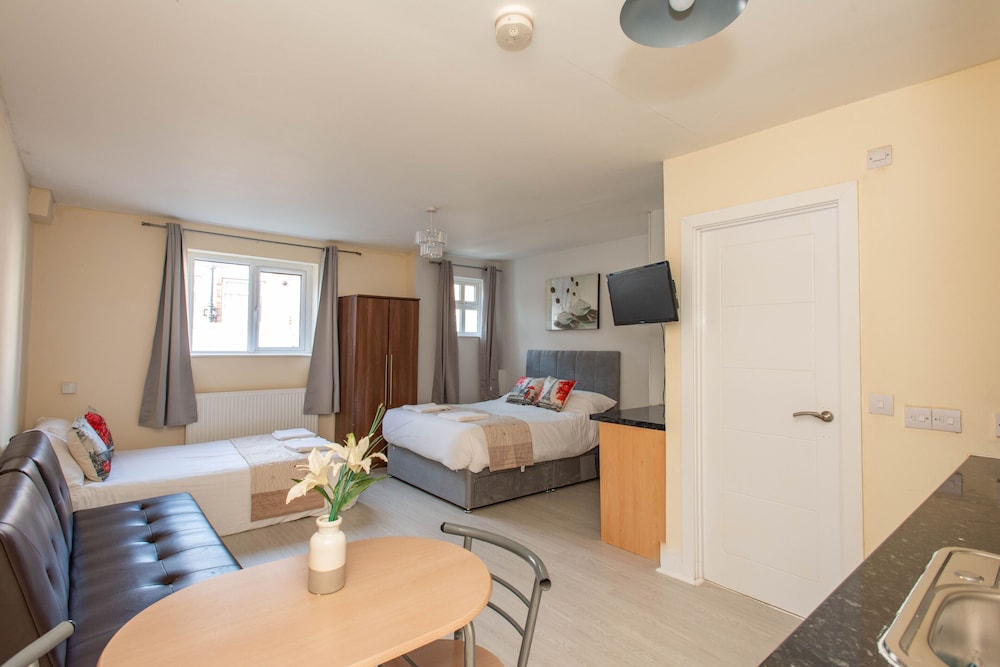 Newly Refurbished Studio, 20mins to London Bridge view 2
