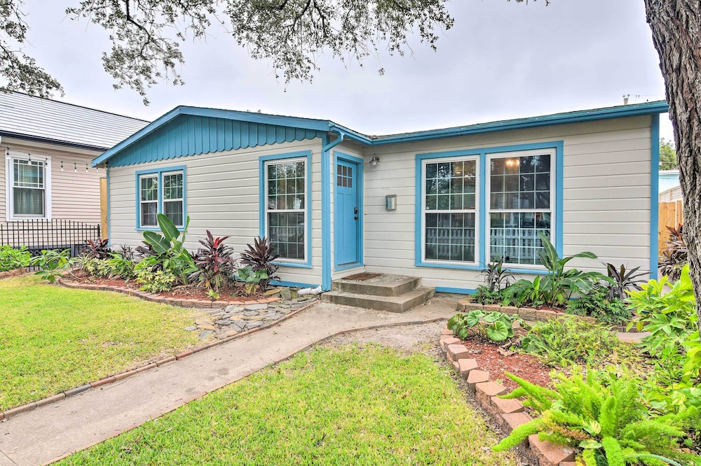 Galveston Group Getaway w/ Private Yard + Fire Pit