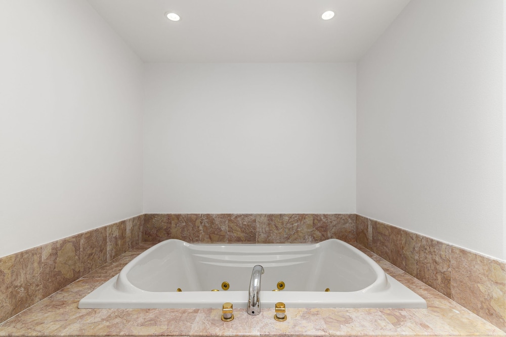 @ Marbella Lane - Vibrant 5BR Home in Daly City