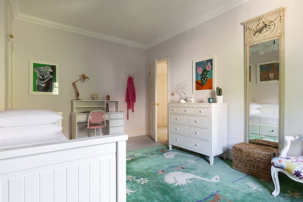 Warwick Gardens II by Onefinestay
