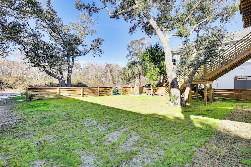 3 Blocks to Beach Access: Coastal Carolina Apt