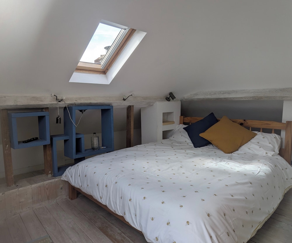 Cherry View House. 3-beds - Sleeps up to 8, Garden & Parking. Short Stays of all Types Welcome