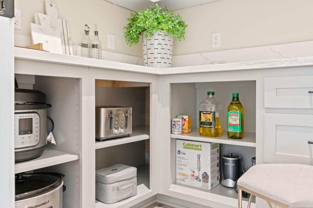 Luxury Retreat Home w Hot Tub - Property Image 13