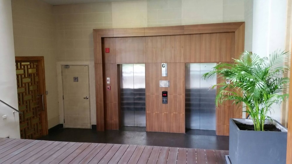 S39- 1 Bedroom Downtown Apt With Balcony and Pool