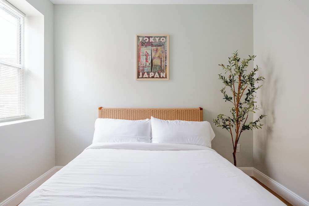 Stylish Minimalist Stay in City Center