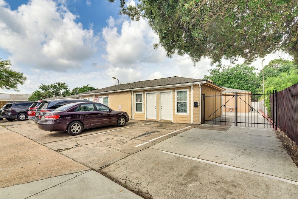 2 Mi to Chinatown: Pet-friendly Houston Home