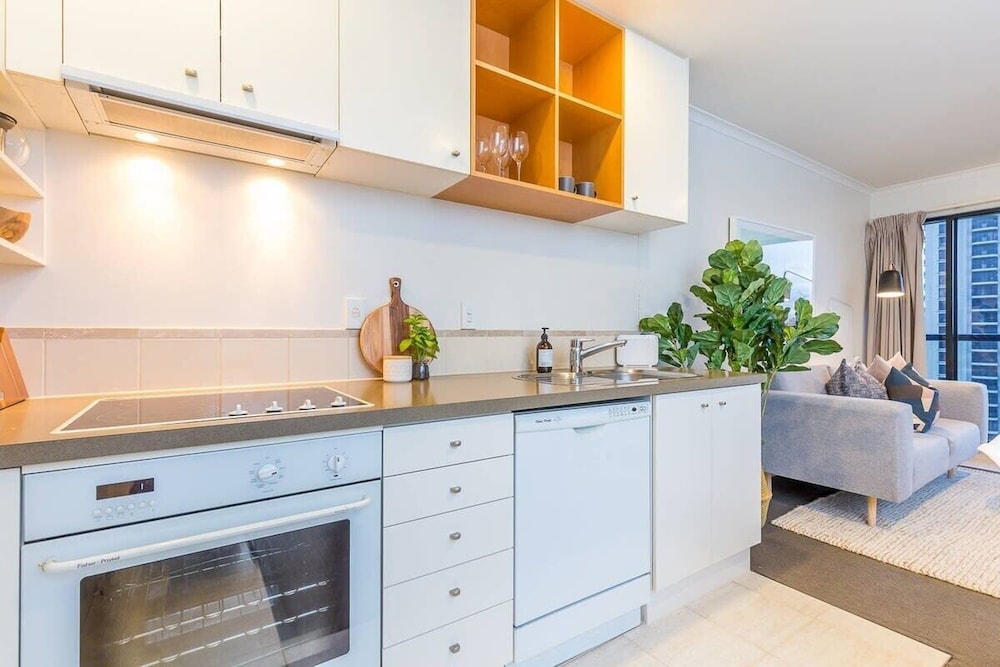 Stylish 1BR w/ Lovely Views, Pool+Gym Zodiak Stays