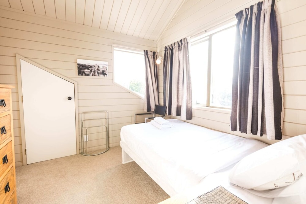 Harbour and Coastal 3 Bedroom Home With Path Views view 3