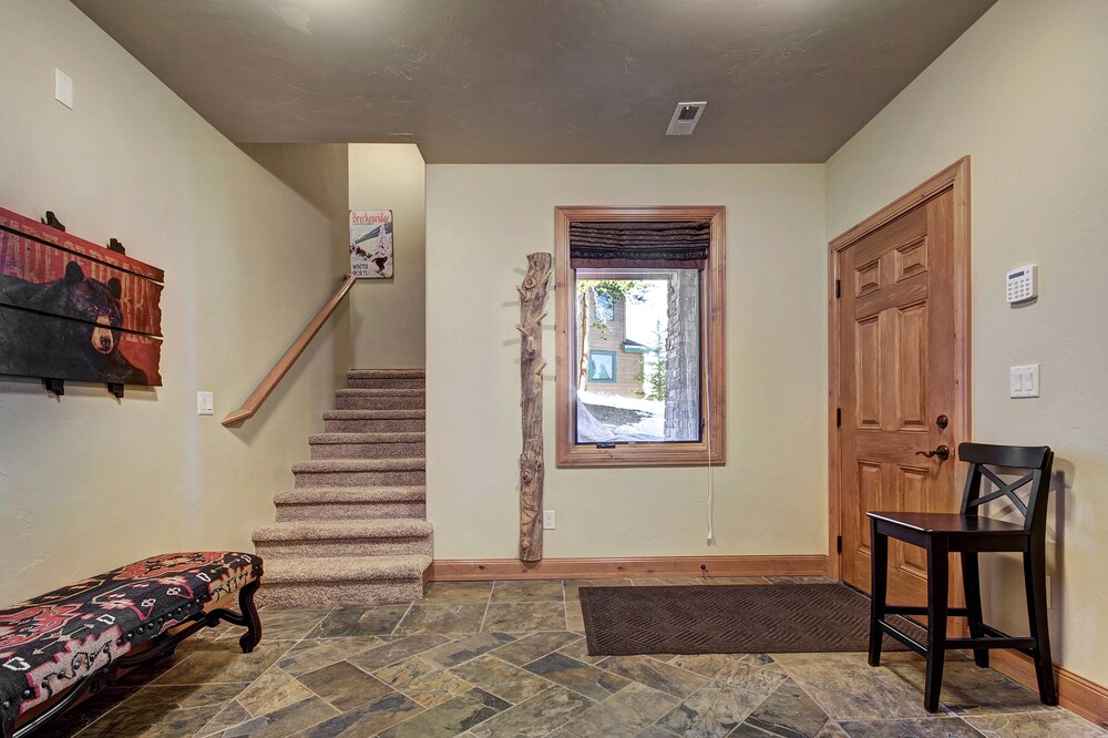 Lofty Fox Villa by RedAwning view 2