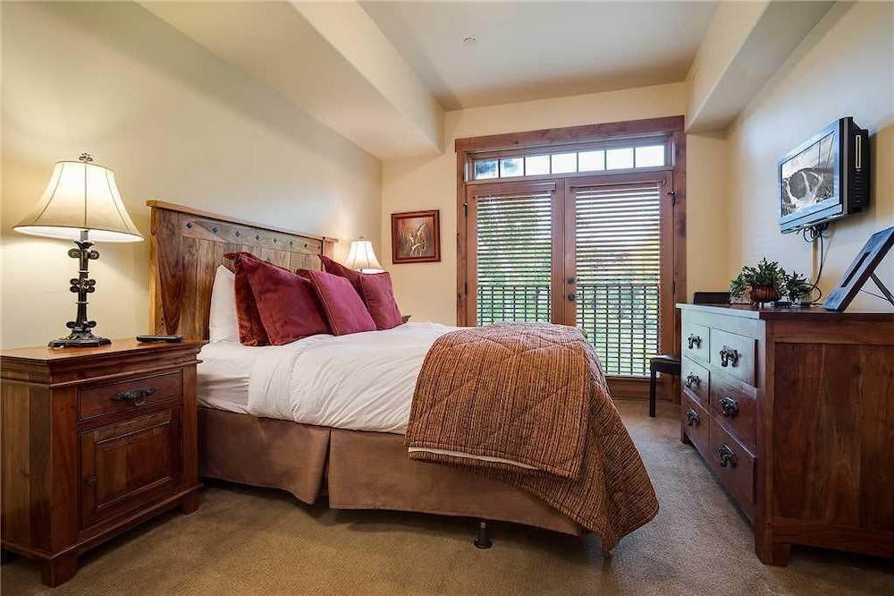 5305 Emerald Lodge, Trappeur's Crossing Apartment 4