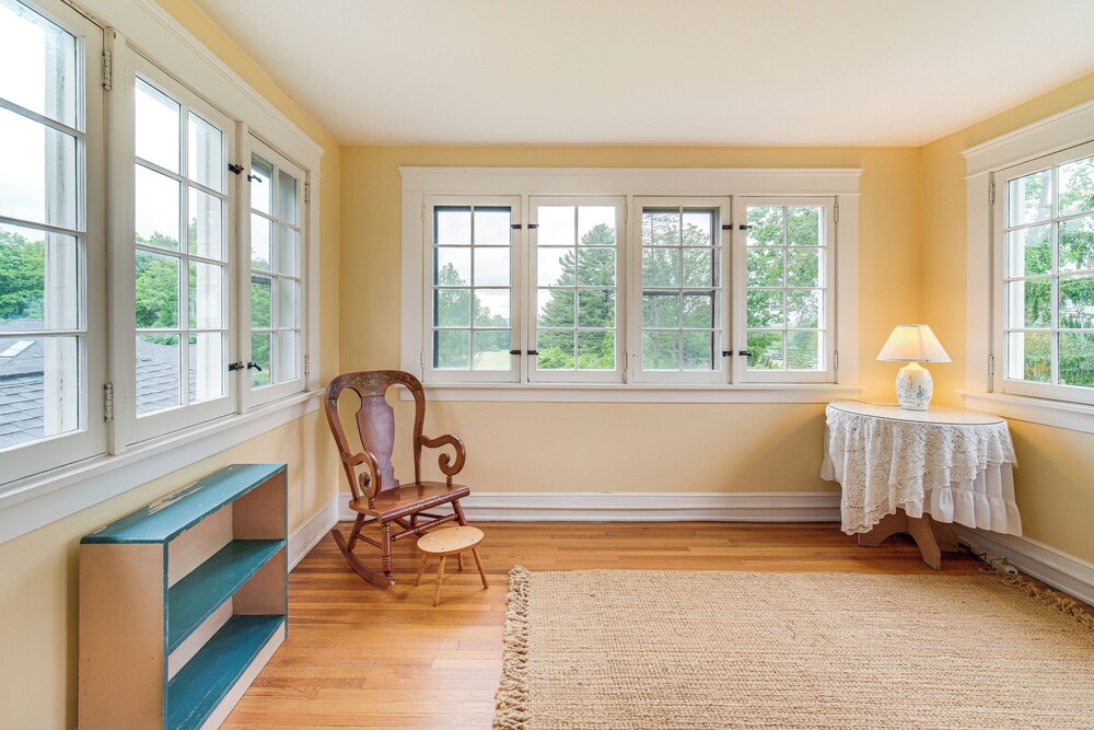 2 Mi to Chardon Square: Spacious Farmhouse