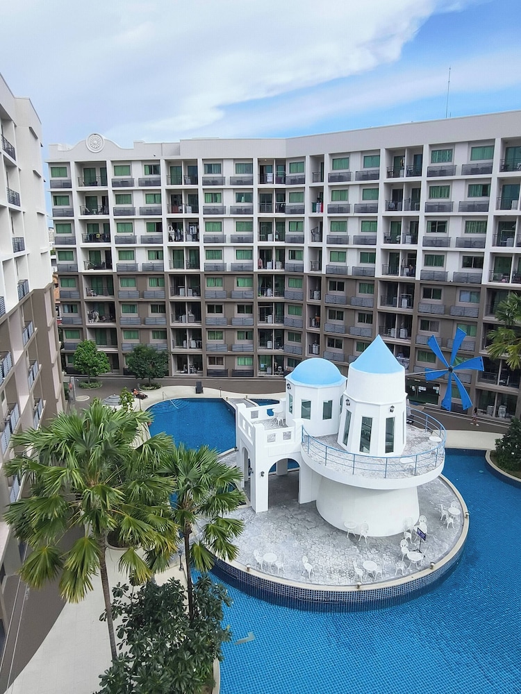 Luxurious Pattaya Apartment With Pool Access