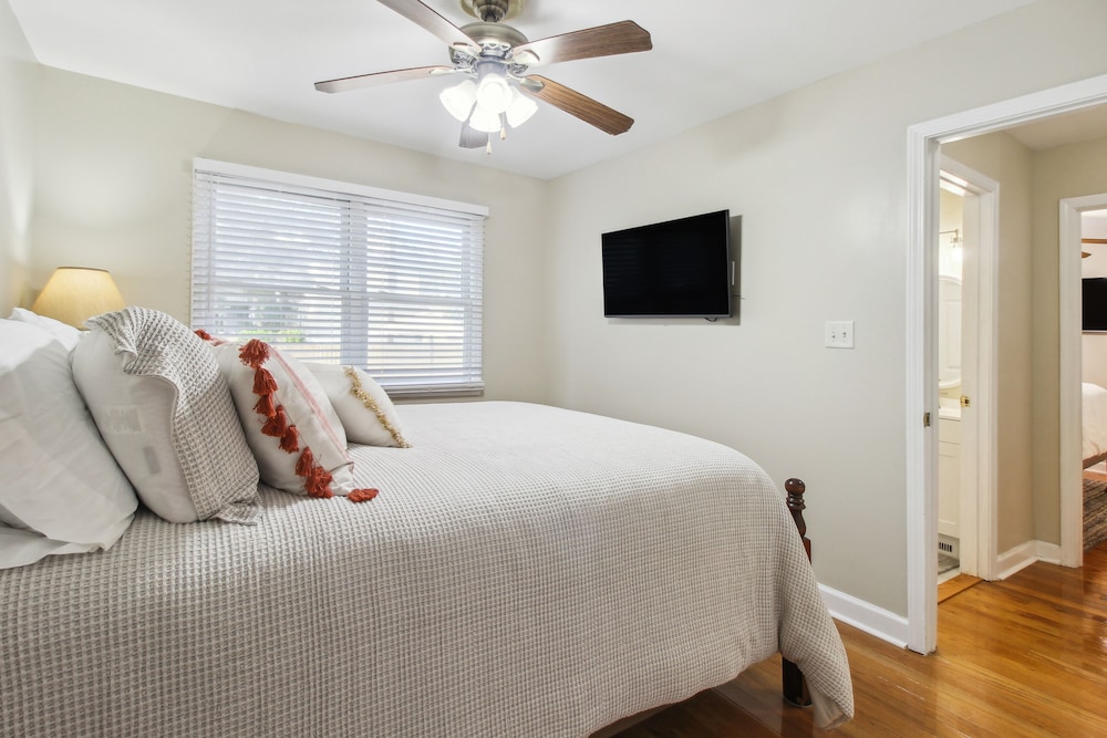Savannah Home w/ Patio & Grill ~ 2 Mi to Downtown view 5