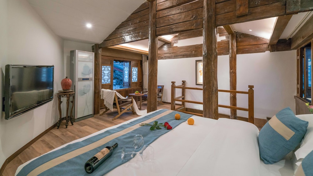 Lize Graceland Artistic Suite Inn