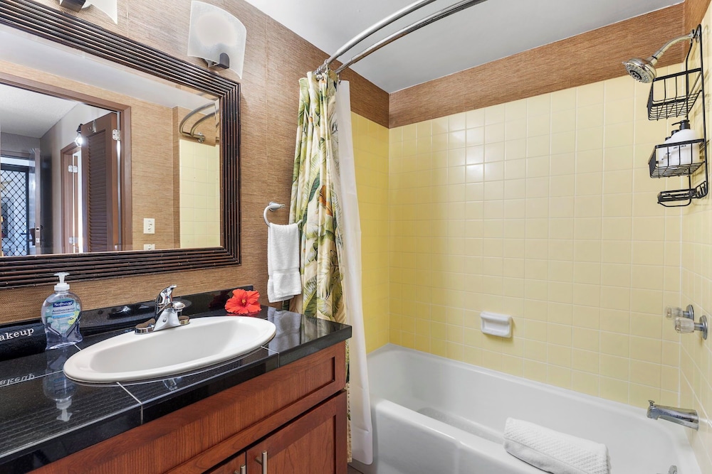 Oceanview Kona Condo - Pool, Lanai, Walk to Town - Vrkcv