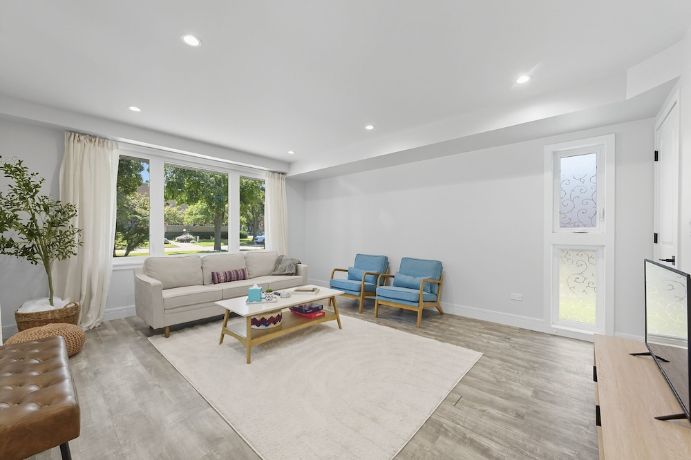 Bright Modern 3bed 2.5bath Evanston Home W/parking 3 Bedroom Home