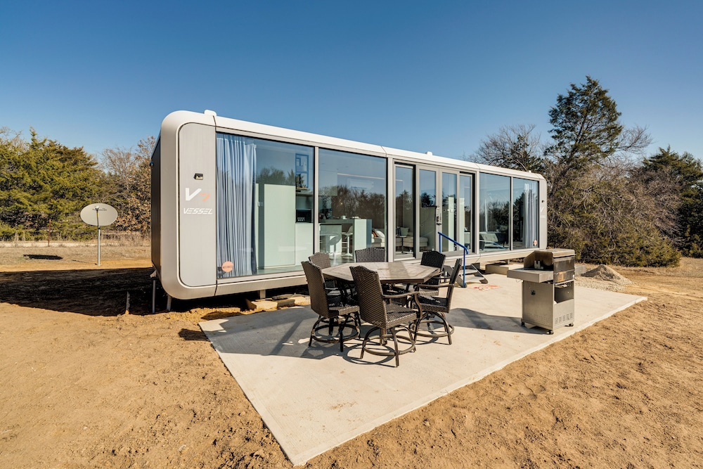 8 Mi to Lake Access: Futuristic Capsule Hideaway!