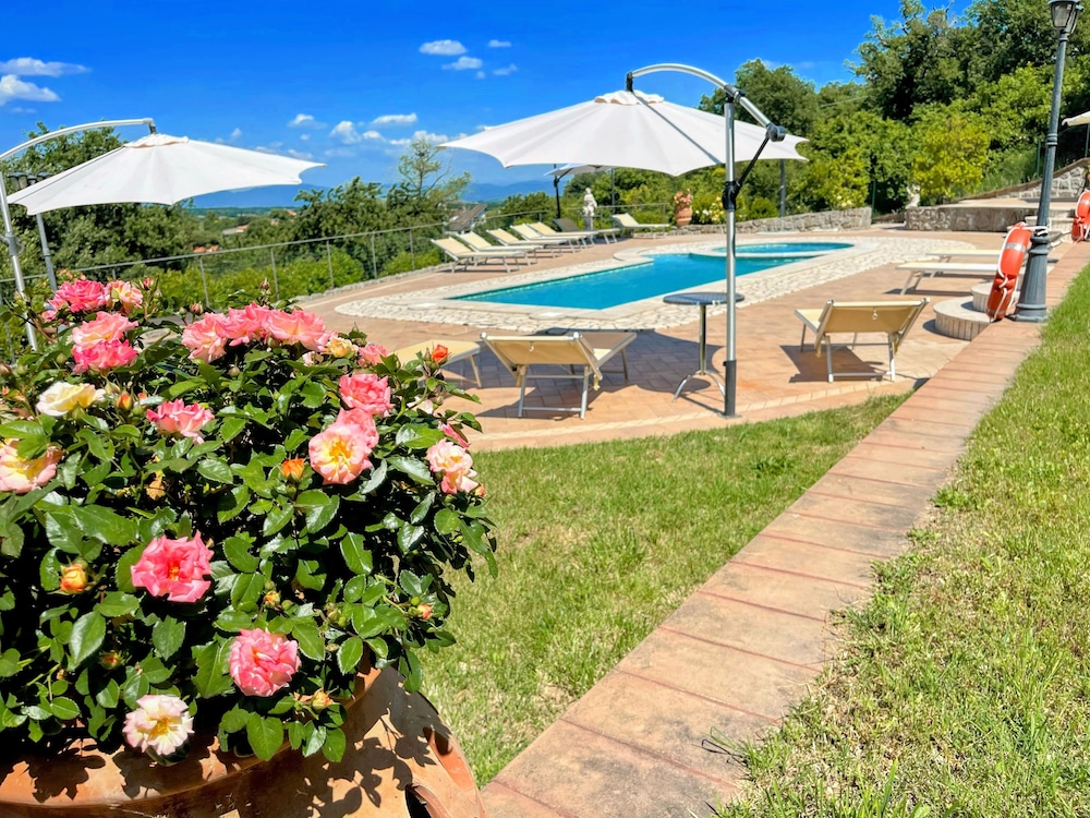 Charming Villa in Umbria - Sleeps 16 - Lake View - Pool, Jacuzzi and Events Room