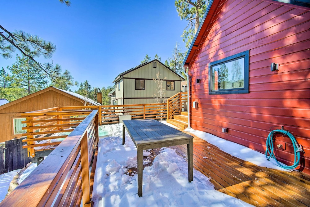 < 1 Mi to Big Bear Lake: Cabin w/ Hot Tub view 4