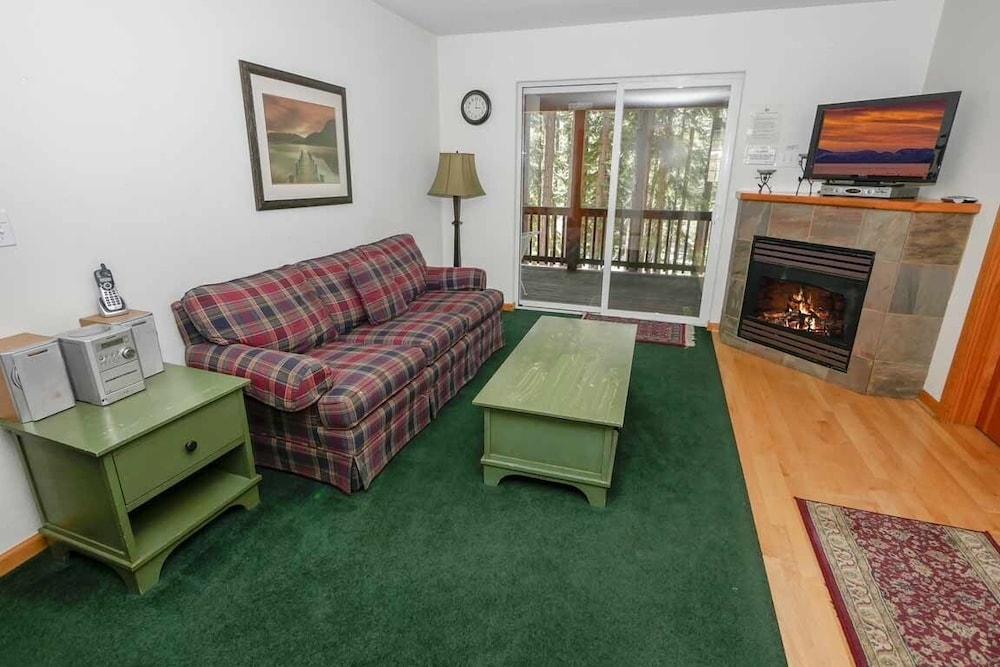 2460 Lupine Trail 6 Bedroom Home by RedAwning