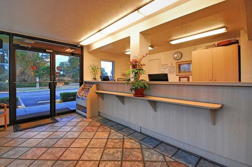 Super 6 Inn & Suites view 2
