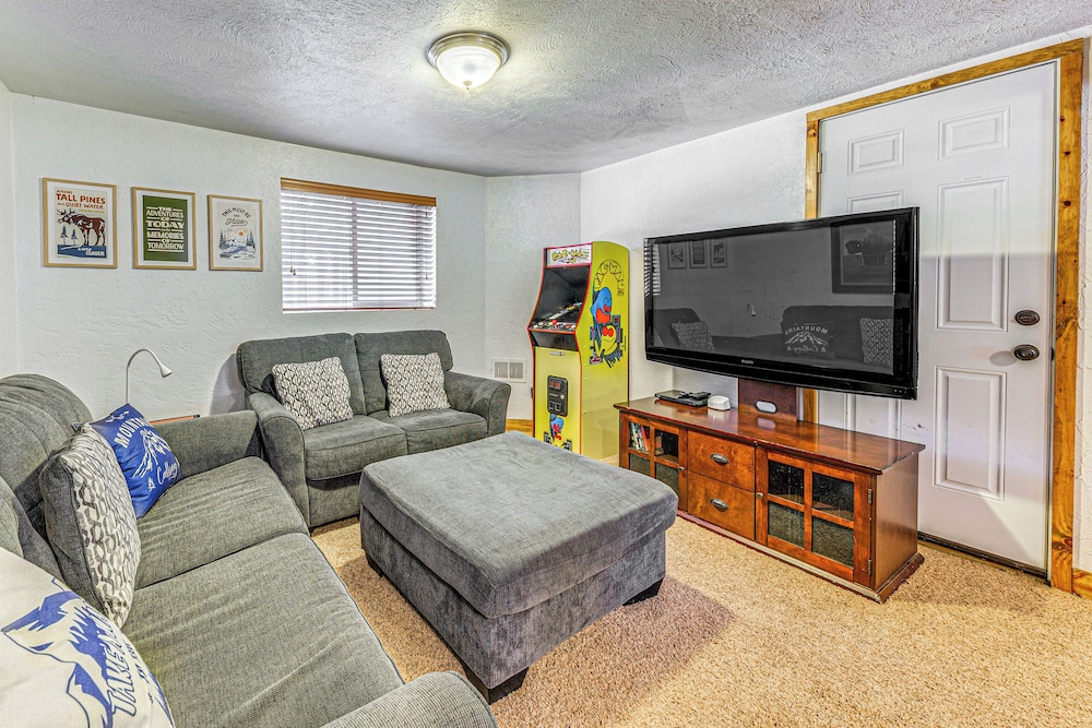 Hot Tub Haven w/ Game Room & Grill in Ruidoso!