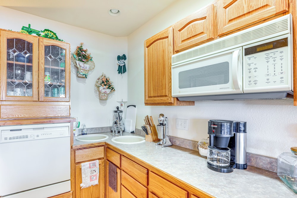 7 Mi to Dtwn Denver: Lakefront Gem w/ Dock!