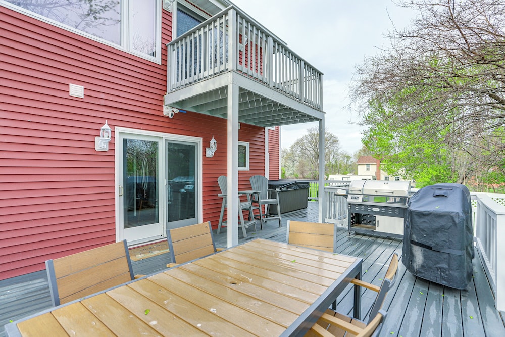 7 Mi to Cedar Point: Retreat w/ Hot Tub & Gazebo