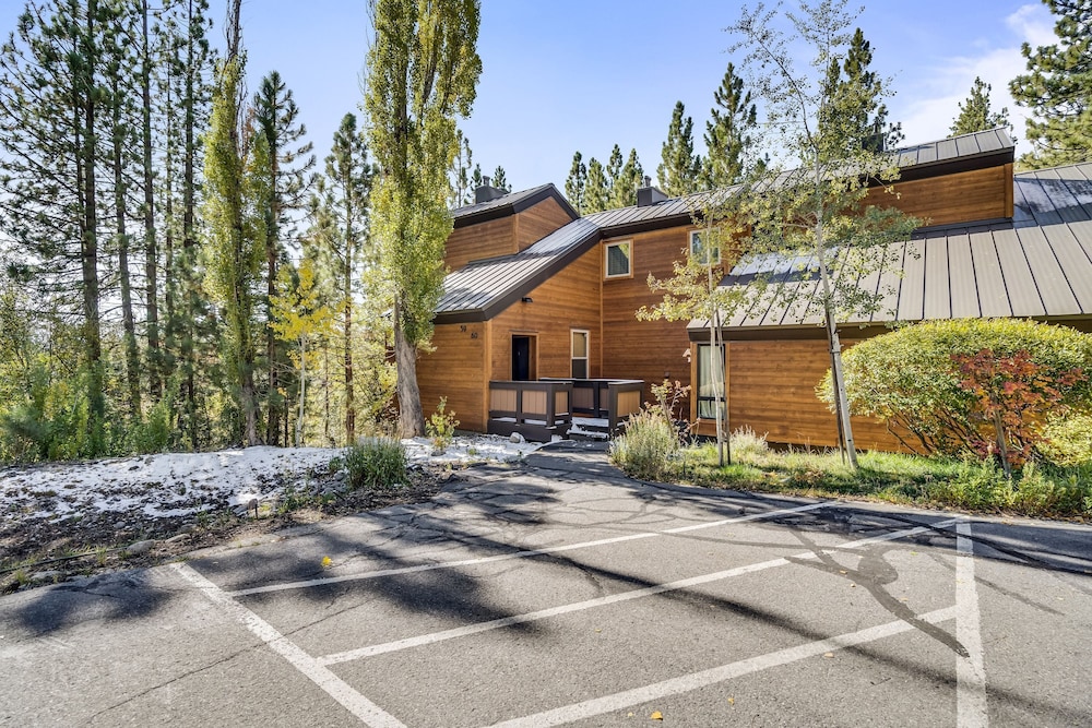 Pinegrove by Avantstay Beautiful Villas Condo Just Outside Tahoe City