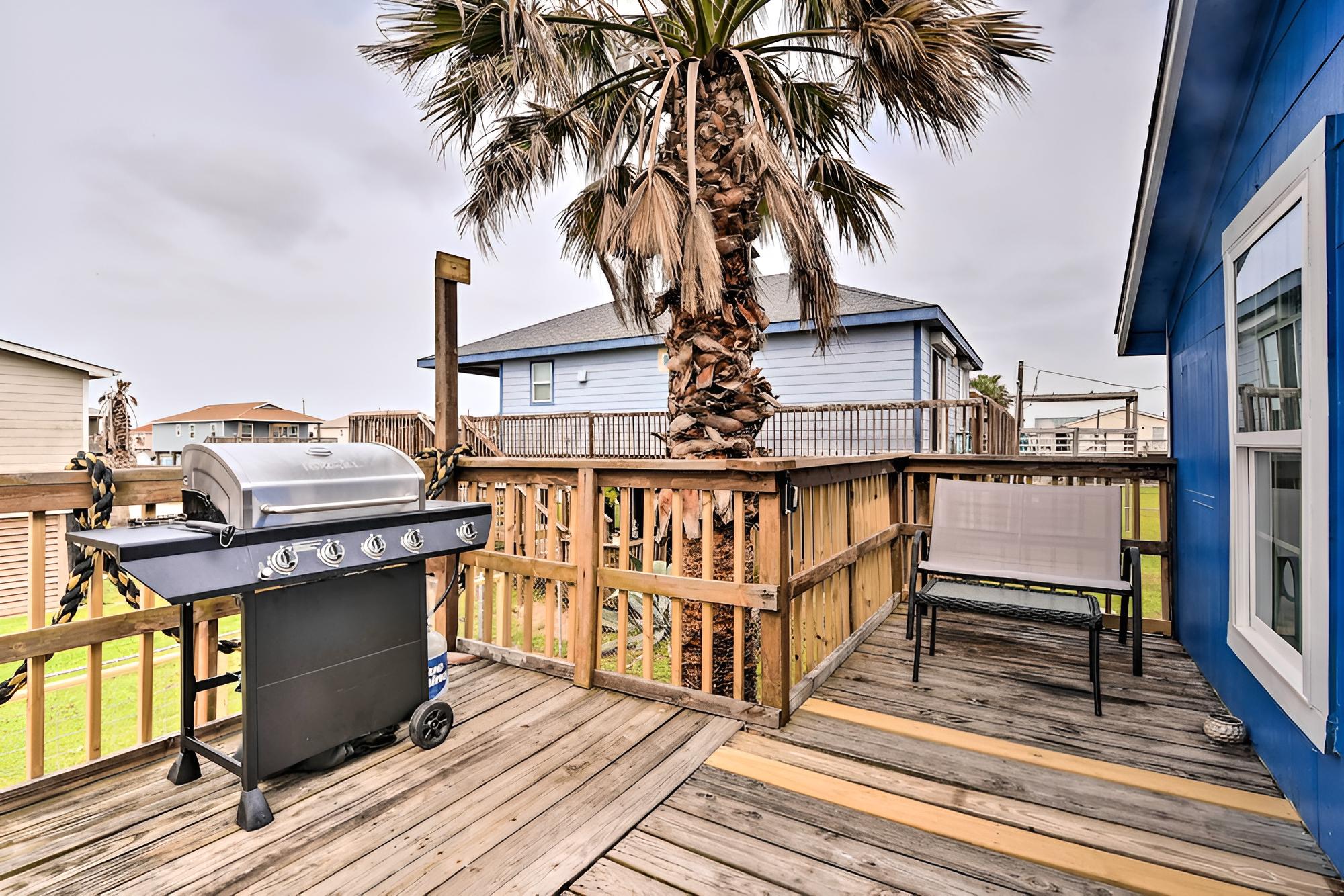 Bright & Airy Freeport Home - Walk to Beach! view 5