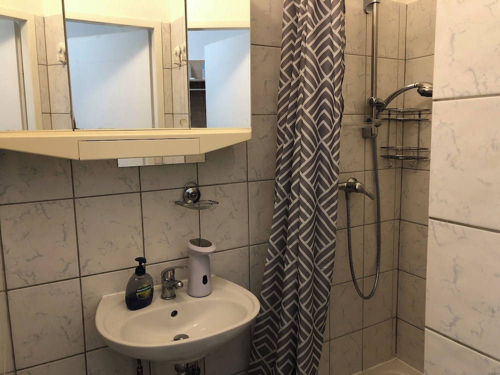 Charming 1BR Apt With Garden Danube