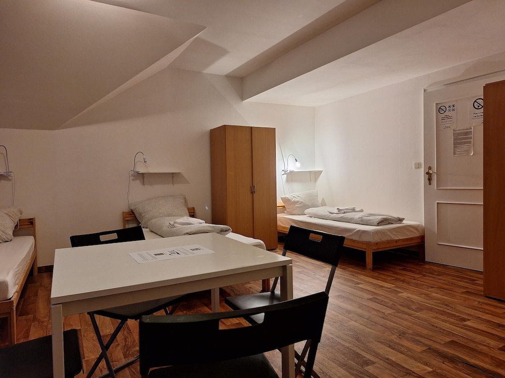 2-Rent Group Hostel Rooms AUB162