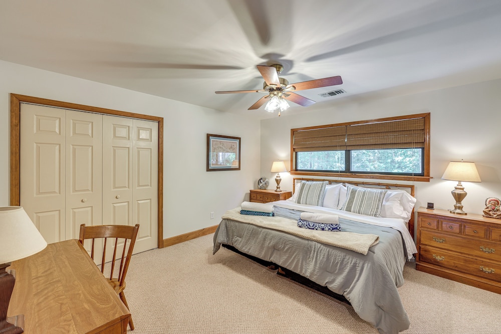 Waterfront Gem on Lake Martin w/ Kayaks & Dock!