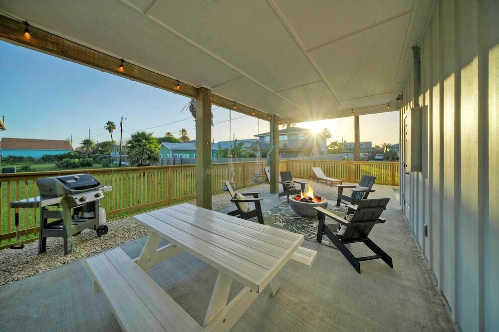 Sleeps 24 2 Homes, Walk to the Beach, Private Pools, Fire Pit, Modern Design